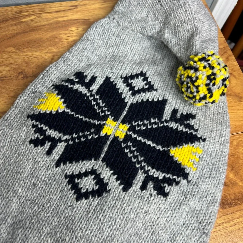 Chilly Dog Hand‎ Knit Wool Dog Sweater Size XL Snowflake Pom Pom  Hood NWT